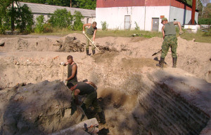 Военнослужащие на раскопках фундамента утраченного Иоанно-Предтеченского храма. 2008 год